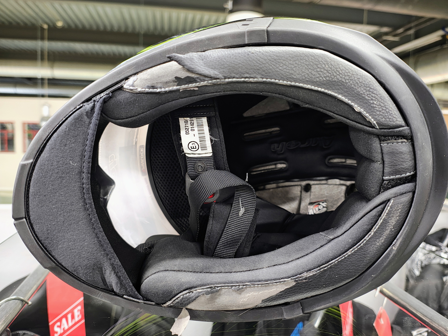 Шлем интеграл Airoh T600 KNIFE, глянец, черный\желтый, XL потрескалась обшивка