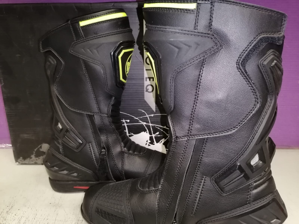 Мотоботы спортивные MOTEQ Terra, унисекс, черный/желтый, 46 треснула накладка